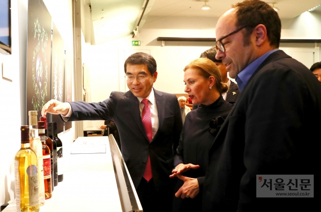 프랑스 파리8구 시청 ‘국제식문화사진전’ 개막식에서 양기대(왼쪽) 광명시장이 한국와인을 소개하고 있다. 광명시 제공