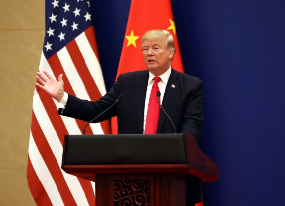 도널드 트럼프 미국 대통령이 9일 베이징 인민대회당에서 열린 미·중 기업 대표회담에서 연설을 하고 있다. AP 연합뉴스