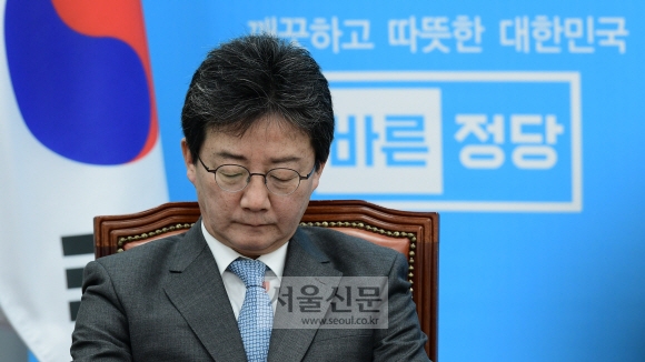 바른정당 유승민 의원이 9일 오전 국회에서 열린 최고위원,국회의원,당대표 후보 연석회의에서 굳은 표정을 지으며 생각에 잠겨 있다. 이종원 선임기자 jongwon@seoul.co.kr