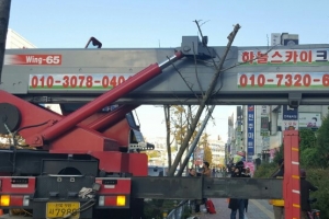 외벽 수리하던 근로자 2명 크레인 쓰러져 사망