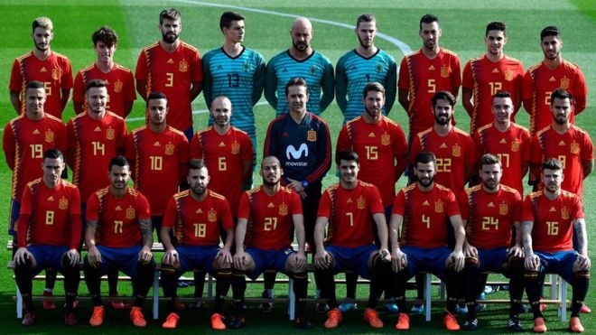 스페인 축구대표팀 선수들이 내년 러시아월드컵에 입고 나설 유니폼 키트를 선보이고 있다. AFP 연합뉴스 