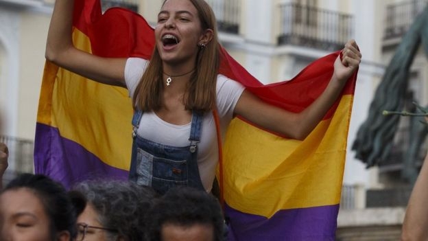 스페인의 한 여성이 시위 도중 제2 공화국 시절 사용하던 국기를 두르고 구호를 외치고 있다. 지금도 왕정을 폐지해야 한다고 주장하며 이 국기를 사용하는 이들이 있다. AFP 자료사진 
