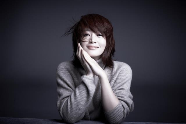 김혜수는 책을 많이 읽는 배우로 유명하다. 개인적으로 번역해 책을 읽을 정도다. 이러한 면에서도 동경의 대상이 되곤 한다. “제가 하는 일 때문에라도 직간접적으로 많은 것을 받아들이며 경험치를 늘려 가는 게 중요해요. 개인적으로 봤을 때도 (배우로서) 보편적으로 차곡차곡 경험하고 안고 가지는 못해 온 삶이었기 때문에 어떤 면에서는 제게 빈 공간이 있어요. 그것을 자연스럽게 메우기 위해서라도 저는 책이 필요한 사람이지요.” 호두앤유엔터테인먼트·강영호 작가