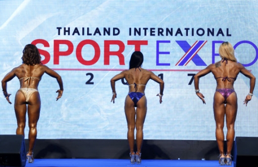 여성 보디빌더들이 9일(현지시간) 태국 방콕에서 열린 ‘160cm 여자 모델 피지크 대회’에서 멋진 몸매를 과시하며 선보이고 있다. EPA 연합뉴스