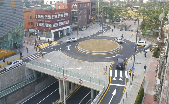 석촌지하차도 상부 복개 및 회전교차로 완공 모습.