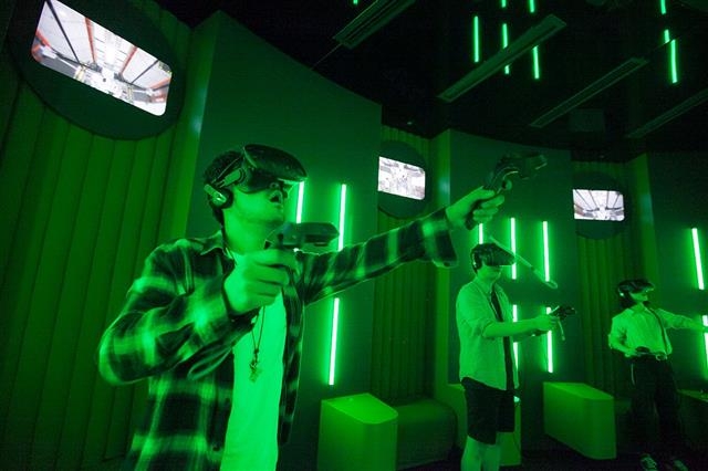 SK텔레콤 ICT 체험관인 ‘티움’(T.um)에서 방문객들이 가상현실(VR) 기기를 쓰고 미래 세계 체험을 하고 있다. SK텔레콤 제공