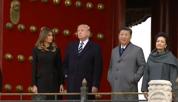 8일 자금성을 관람하던 도널드 트럼프 미국 대통령과 시진핑 중국 국가주석이 주머니에 손을 넣고 나란히 서서 관람하고 있다. 유튜브 캡처