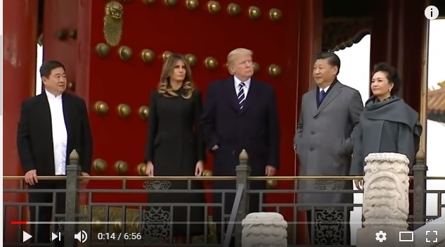 8일 자금성을 관람하던 도널드 트럼프 미국 대통령과 시진핑 중국 국가주석이 주머니에 손을 넣고 나란히 서서 관람하다 눈이 마주치고 있다. 유튜브 캡처