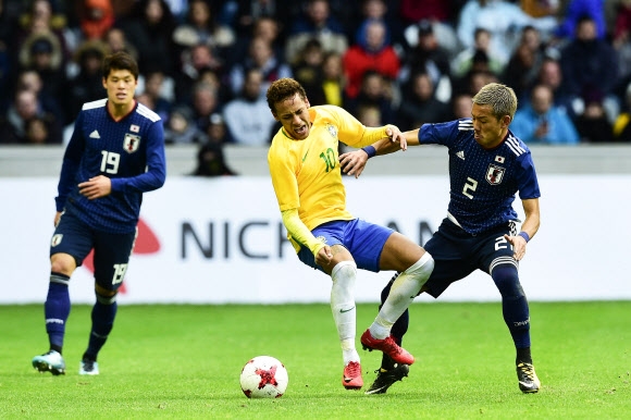 일본은 10일(한국시간) 프랑스 릴에서 치러진 브라질과 평가전에서 전반에만 3골을 내주며 1-3으로 무릎을 꿇었다. EPA 연합뉴스