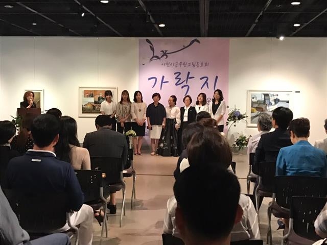 지난 6월 22~23일 이천아트갤러리에서 열린 박회자 전 공보관 퇴임기념전시회. 퇴직하는 회원들을 위해 후배들이 퇴임기념 전시회를 열어 주는 것이 가락지회의 전통이다. 이천시청 가락지회 제공