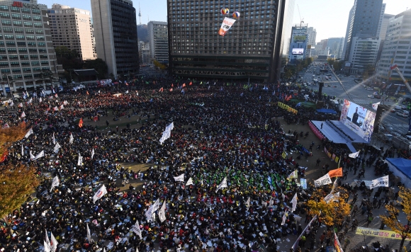 전태일 열사 47주기 전날인 12일 서울 중구 서울광장에서 열린 전국노동자대회에 민주노총 산하 산별노조 소속 조합원들이 대거 모여 있다. 이 자리에서 참석자들은 노조 할 권리 및 노동법 개정 등을 요구했다.  박윤슬 기자 seul@seoul.co.kr