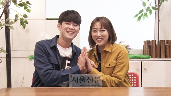 유튜브 크리에이터로 활동하고 있는 희극인 커플 손민수·임라라씨가 지난 10일 경기도 일산의 한 연습실에서 서울신문 인터뷰에 응하고 있다. 사진=문성호 기자 sungho@seoul.co.kr 