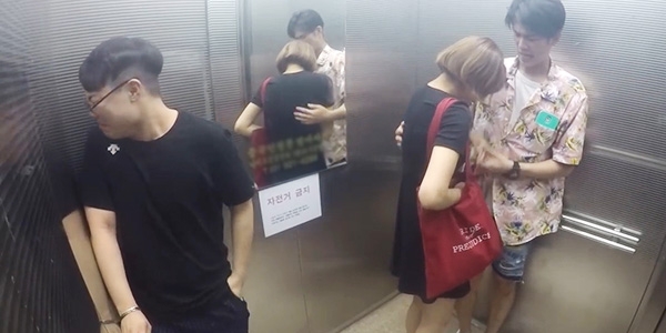 ‘엔조이커플’ 유튜브 채널에 올라온 ‘방귀 몰카’의 한 장면. 