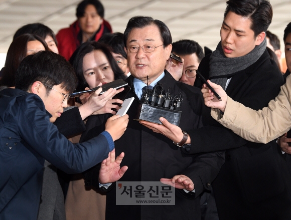 이병기 전 국정원장이 박근혜 전 대통령에게 특수활동비를 상납했다는 의혹과 관련해 피의자 신분 조사를 받기 위해 13일 오전 서울 서초동 서울중앙지검 조사실로 향하고 있다. 2017.11.13  정연호 기자 tpgod@seoul.co.kr