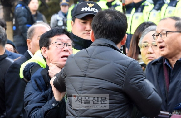 13일 서울 마포구 박정희대통령기념관에서 열리는 박 대통령 동상 기증식에 항의하는 진보단체 회원과 보수단체 회원이 몸싸움을 하고 있다. 2017.11.13  도준석 기자 pado@seoul.co.kr