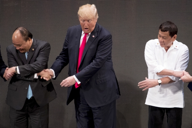 도널드 트럼프(가운데) 미국 대통령이 자신의 실수를 알고 놀란 표정을 짓고 있다. AP 연합뉴스