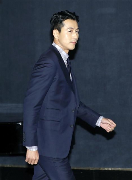 배우 정우성이 13일 오후 서울 그랜드 하얏트에서 열린 한 남성 코스메틱 브랜드 포토행사에 참석하고 있다. <br>뉴스1