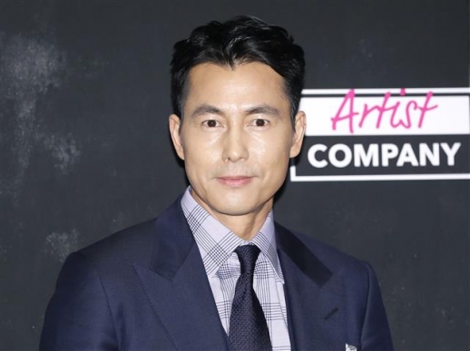 배우 정우성이 13일 오후 서울 그랜드 하얏트에서 열린 한 남성 코스메틱 브랜드 포토행사에 참석해 포즈를 취하고 있다. <br>뉴스1