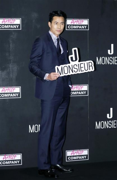배우 정우성이 13일 오후 서울 그랜드 하얏트에서 열린 한 남성 코스메틱 브랜드 포토행사에 참석해 포즈를 취하고 있다. <br>뉴스1