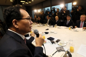 기재부 “종교인 과세 예정대로” vs 개신교 단체 “1년 유예해야”