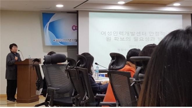 한명희 서울시의회 여성특위위원장이 13일 국회의원회관에서 열린 ‘예산으로 보는 여성일자리 정책토론회’에서 안정적 재원확보 필요성을 강조하고 있다.