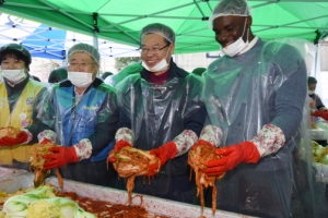 샘 오취리 손맛 담은 용산 사랑의 김장