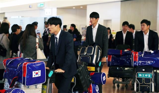 16일 일본에서 막을 올리는 아시아프로야구챔피언십에 출전하는 한국 대표팀 선수들이 14일 도쿄 하네다공항 입국장을 나오고 있다. 도쿄 뉴스1