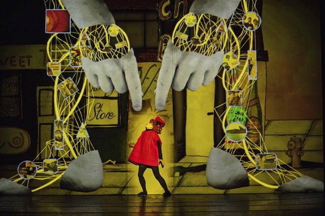 영국 극단 1927이 선보이는 연극 ‘골렘’의 배우들은 무대 장치와 소품을 대신하는 애니메이션 화면에 맞춰 연기한다. LG아트센터 제공