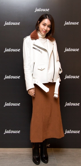 컨템포러리 모피의류 브랜드 잘루즈가 갤러리아백화점에서 주최한 2018 가죽라인 출시기념 행사에서 배우 이민정이 참석해 포즈를 취하고 있다.  잘루즈 관계자는 새로 출시된 가죽라인은 오버사이즈 가죽 셔츠, 컬러감 있는 팬츠와 스커트, 파스텔톤의 밍크가 트리밍된 가죽 재킷, 데님 재킷에서 영감을 받은 가죽 재킷, 가죽 트렌치코트 등 새로운 시각과 위트가 가미된 디자인이라고 밝혔다.  잘루즈제공=연합뉴스