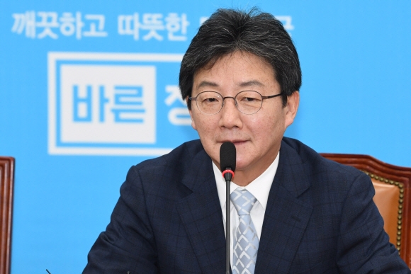 바른정당 유승민 대표가 15일 국회에서 열린 최고위원-국회의원 연석회의에서 발언하고 있다. 도준석 기자 pado@seoul.co.kr