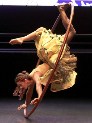 루씨어휠 아티스트 Angelica Bongiovonni가 14일(현지시간) 미국 캘리포니아주 로스앤젤레스에서 열린 ‘the new Cirque du Soleil Luzia show’ 미디어 시사회에서 멋진 공연을 펼치고 있다. EPA 연합뉴스