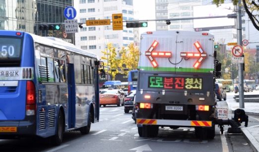 [서울포토] ‘겨울에는 물청소 안돼요~!’