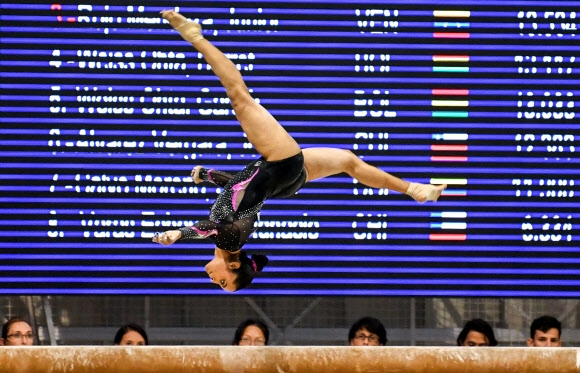 콜롬비아 체조 선수 Ginna Escobar가 14일(현지시간) 콜롬비아 산타마르타 ‘2017 XVIII 볼리바리안 게임스’ 중 기계체조 여자 개인 평균대 경기에서 멋진 연기를 펼치고 있다. AFP 합뉴스