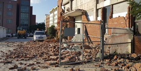 15일 발생한 지진으로 경북 포항에 있는 한동대 건물 일부가 무너져 있는 모습 [독자 제공]
