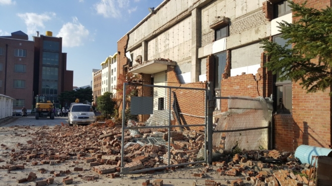 15일 발생한 지진으로 경북 포항에 있는 한동대 건물 일부가 무너져 있는 모습 [독자 제공]