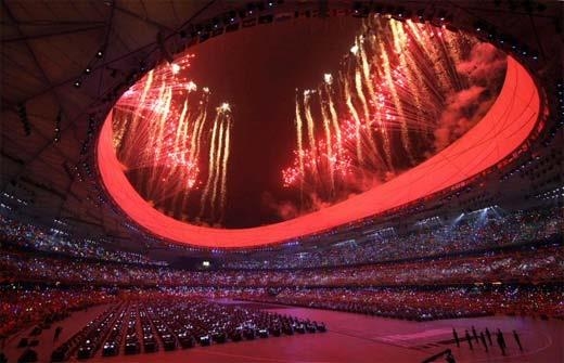 2008년 8월 8일 베이징올림픽 개회식 장면. 이날 러시아는 조지아 공군기지에 폭탄 세례를 퍼부어 2014 소치동계올림픽 유치를 역설했던 블라디미르 푸틴 러시아 대통령의 국제올림픽위원회(IOC) 총회 프레젠테이션을 무색하게 만들었다. 서울신문 DB