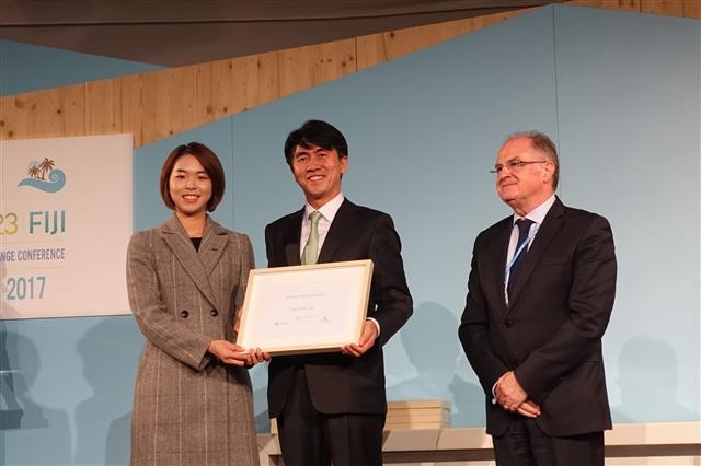 한국의 그린카드 제도가 14일(현지시간) 독일 본에서 열린 ‘2017 유엔 기후 솔루션 어워즈’에서 정보통신기술(ICT) 솔루션 부문 상을 받았다. 남광희(가운데) 한국환경산업기술원장이 수상기관 기관장으로 시상식에 참석했다.  한국환경산업기술원 제공