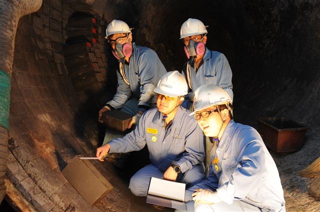 포스코 광양제철소 및 패밀리사 직원들이 작업 표준에 맞춰 제강부서 현장 설비 현장을 점검하고 있다.