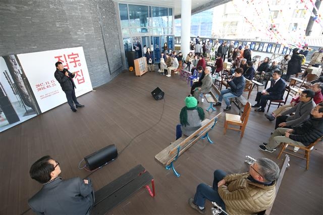 김우영 서울 은평구청장이 15일 은평구 은평역사한옥박물관에서 열린 은평한옥마을 공공미술프로젝트 ‘집宇(우)집宙(주)’ 특별기획전 개막식에서 인사말을 하고 있다. 은평구 제공