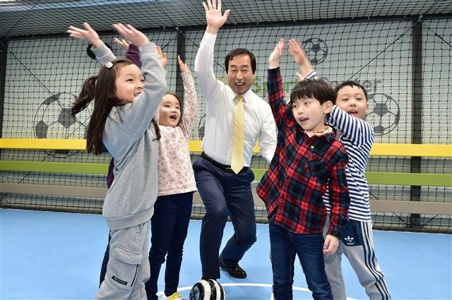 문석진(가운데) 서울 서대문구청장이 지난 13일 서대문구문화체육관 신관 1층에 있는 어린이 풋살장에서 아이들과 풋살 경기를 벌이기 전 파이팅을 외치고 있다. 서대문구 제공