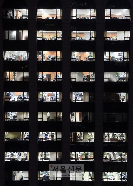지난 14일 밤 9시 서울 광화문 인근의 한 빌딩 창문을 통해 엿본 대한민국 직장인들의 야근 현장이다. 일반적인 퇴근 시간은 오후 6시이지만 이를 훌쩍 넘긴 시간에도 불 꺼진 사무실은 거의 보이지 않는다. 정연호 기자 tpgod@seoul.co.kr
