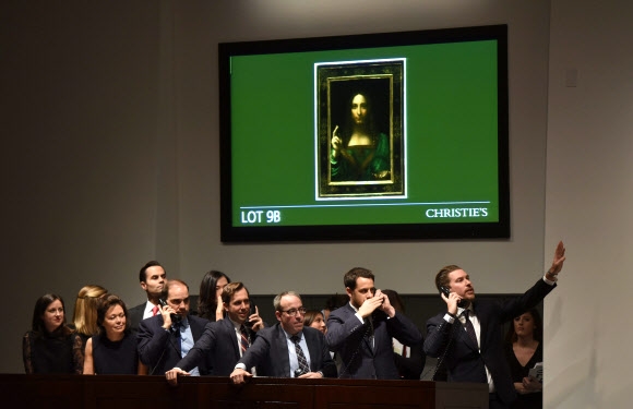 15일(현지시간) 미국 뉴욕 크리스티 경매에서 500여년 전 레오나르도 다빈치가 그린 예수 초상화 ‘살바토르 문디’(구세주)의 경매가 진행되고 있다.  AFP 연합뉴스