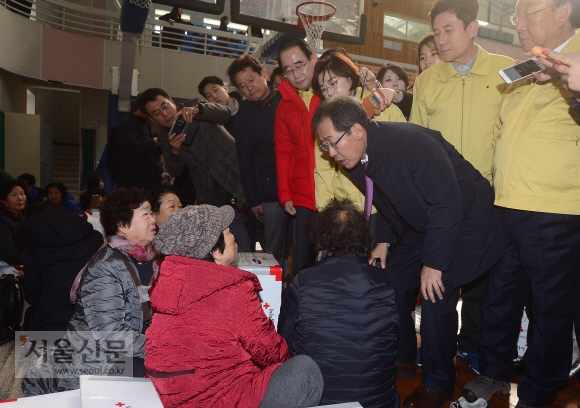 홍준표 자유한국당 대표가 16일 오전 포항시 흥해읍 홍해실내체육관에 마련된 대피소를 찾아 지진피해로 대피해 있는 주민들을 위로하고 있다.  정연호 기자 tpgod@seoul.co.kr