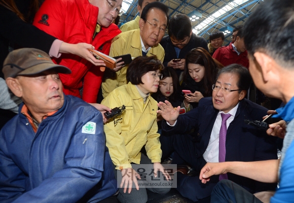 홍준표 자유한국당 대표가 16일 오전 포항시 흥해읍 홍해실내체육관에 마련된 대피소를 찾아 지진피해로 대피해 있는 주민들을 위로하고 있다. 2017. 11. 16  정연호 기자 tpgod@seoul.co.kr