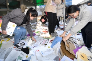 [서울포토] ‘내 참고서는 어디에… ’