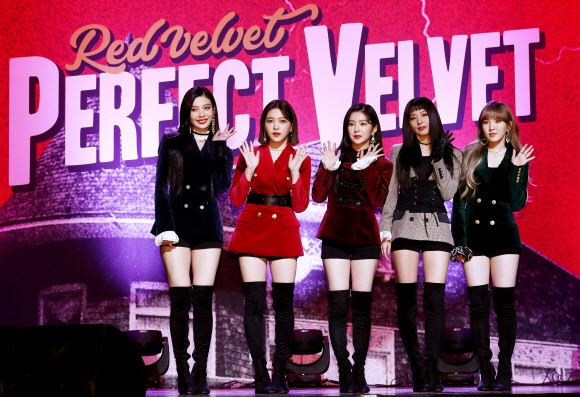 걸그룹 레드벨벳(조이, 예리, 아이린, 슬기, 웬디)이 16일 오후 서울 강남구 에스엠타운에서 열린 2집 앨범 ’퍼펙트 벨벳’ 발표회에서 포즈를 취하고 있다.  연합뉴스