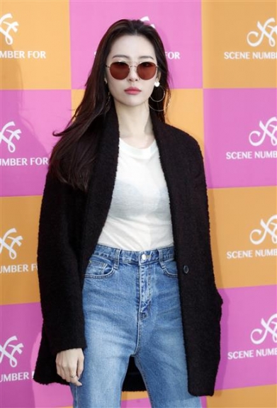 가수 선미가 16일 오후 서울 호림아트센터에서 열린 한 아이웨어 브랜드 포토행사에 참석해 포즈를 취하고 있다. <br>뉴스1