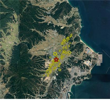 한국지질자원연구원이 분석한 포항지진의 여진발생 지역분포. 별표시는 규모 5.4의 본진이 발생한 곳, 노란색표시는 여진들 한국지질자원연구원 제공