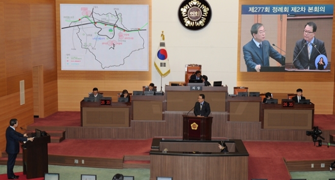 신언근 서울시의회 정책연구위원장이 16일 박원순시장을 상대로 신림선과 서부선 연결에 관한 시정질의를 하고 있다.