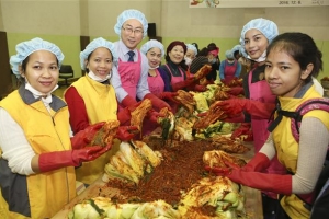 [도심 텃밭서 가꿔… 어려운 이웃에 사랑의 김장 나눕니다] 종로는 다문화 주부도 고사리손도 빨간 장갑 끼네